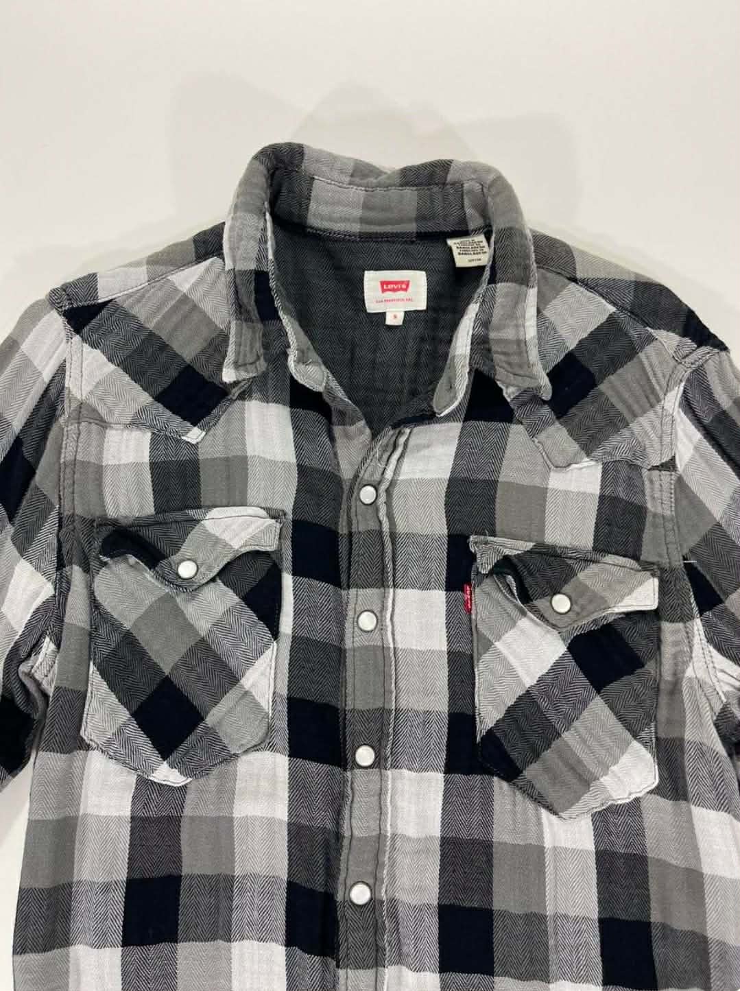 VINTAGE LEVI'S BLACK & WHITE PLAID BUTTON-UP SHIRT (M)
