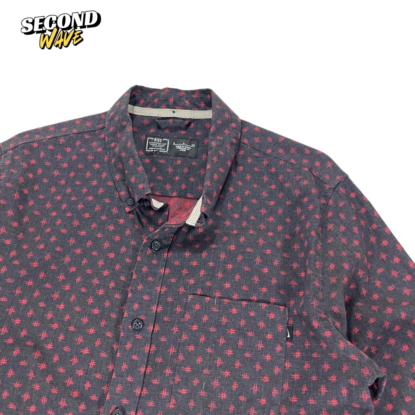 VINTAGE NIKE BLACK & RED BUTTON UP SHIRT (S)