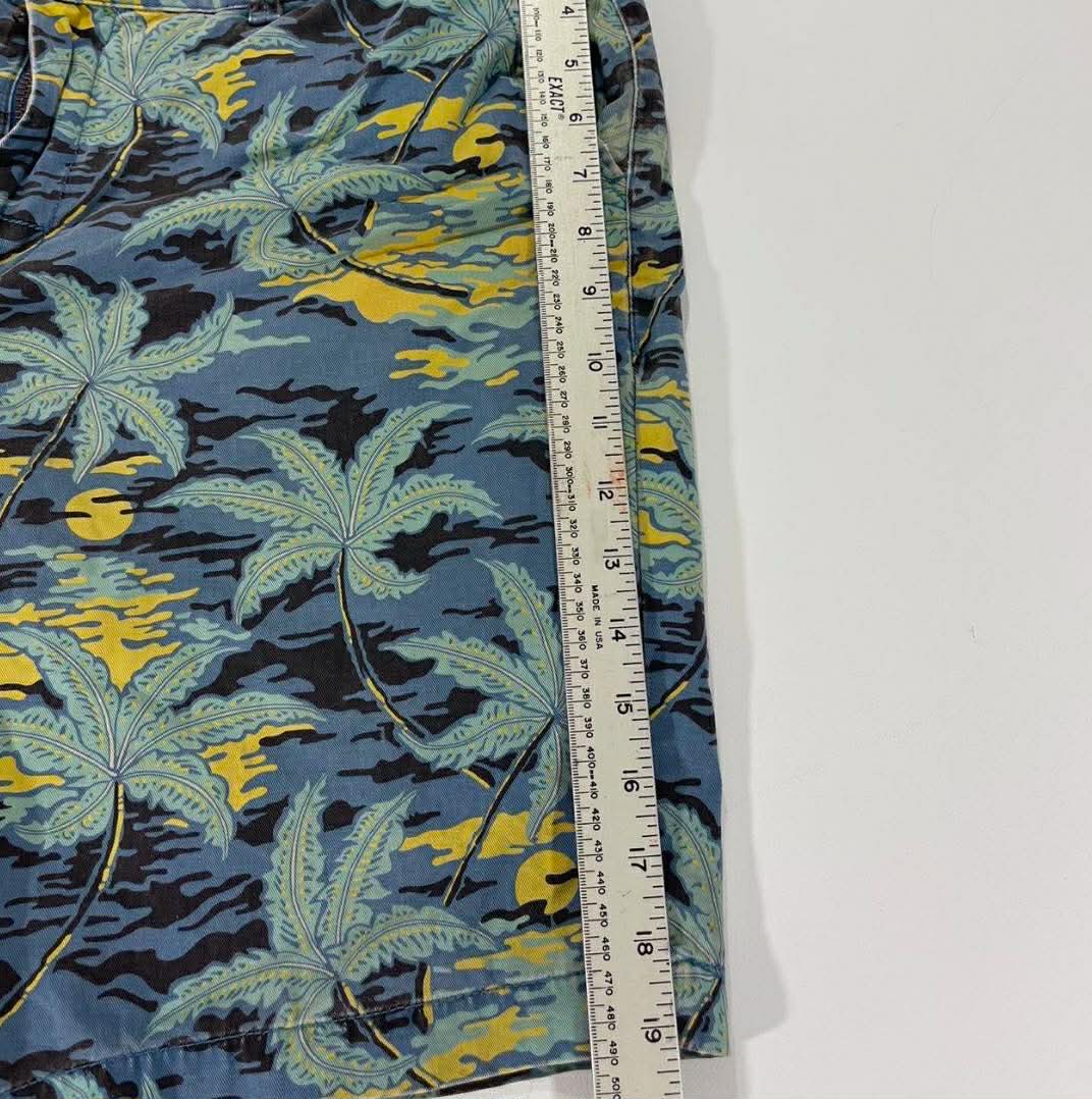 VINTAGE QUIKSILVER BLUE AND YELLOW PALM TRER BOARD SHORTS (36)