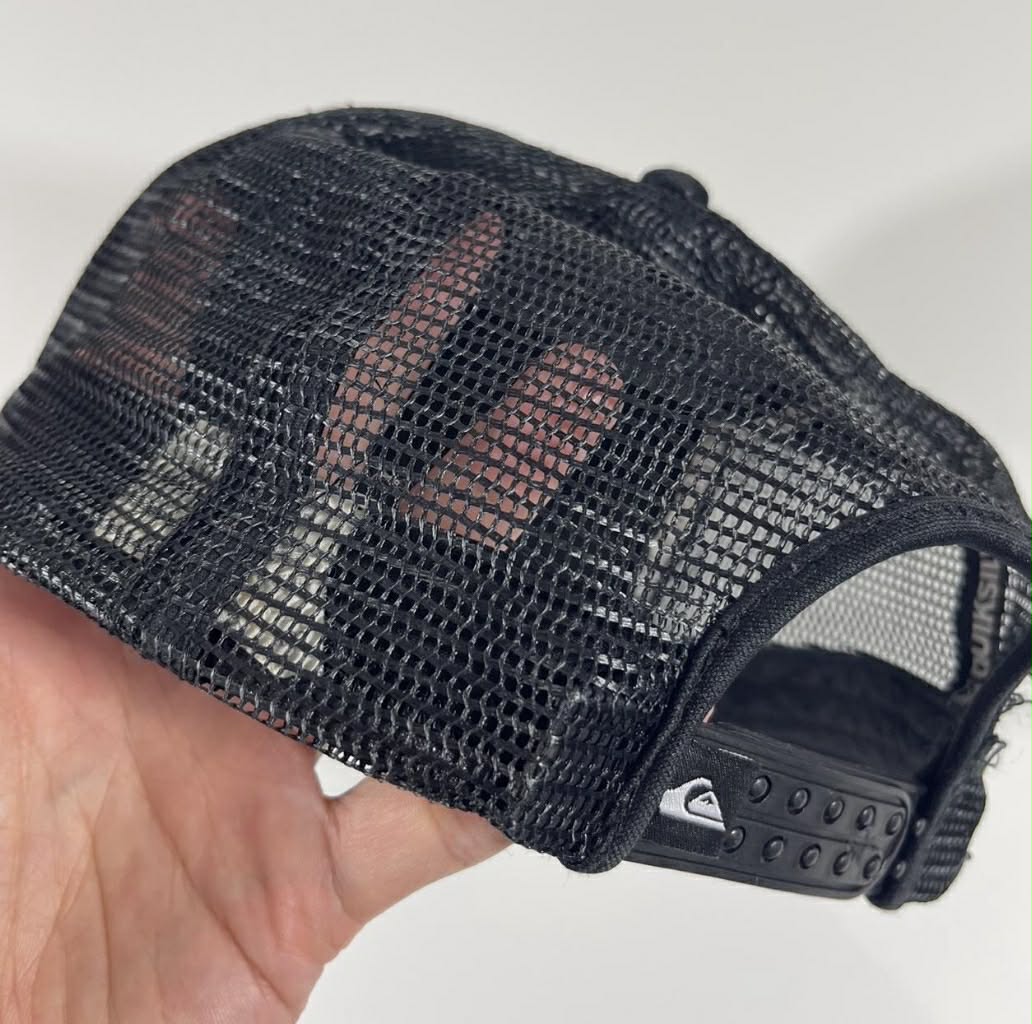 QUIKSILVER BLACK AND WHITE TRUCKER HAT