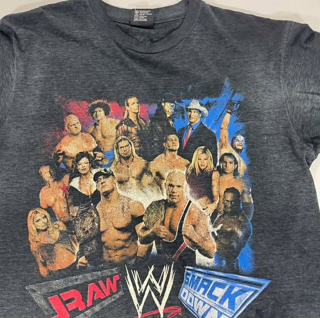VINTAGE WWE VS SMACKDOWN SHIRT (M-L)
