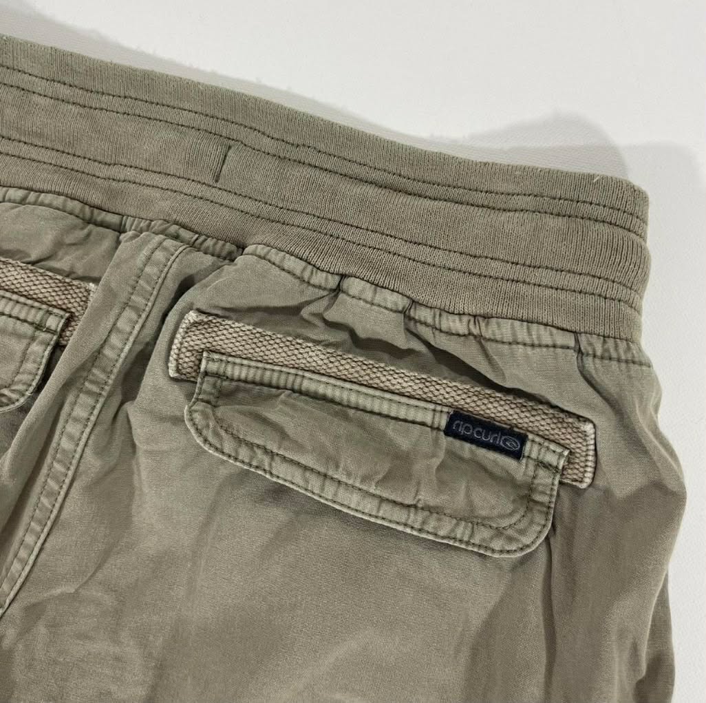 RIP CURL KHAKI CARGO SHORTS WITH ADJUSTABLE WAIST AND POCKETS (10)