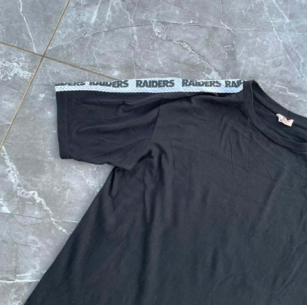 BLACK AND WHITE OAKLAND RAIDERS T-SHIRT (M)