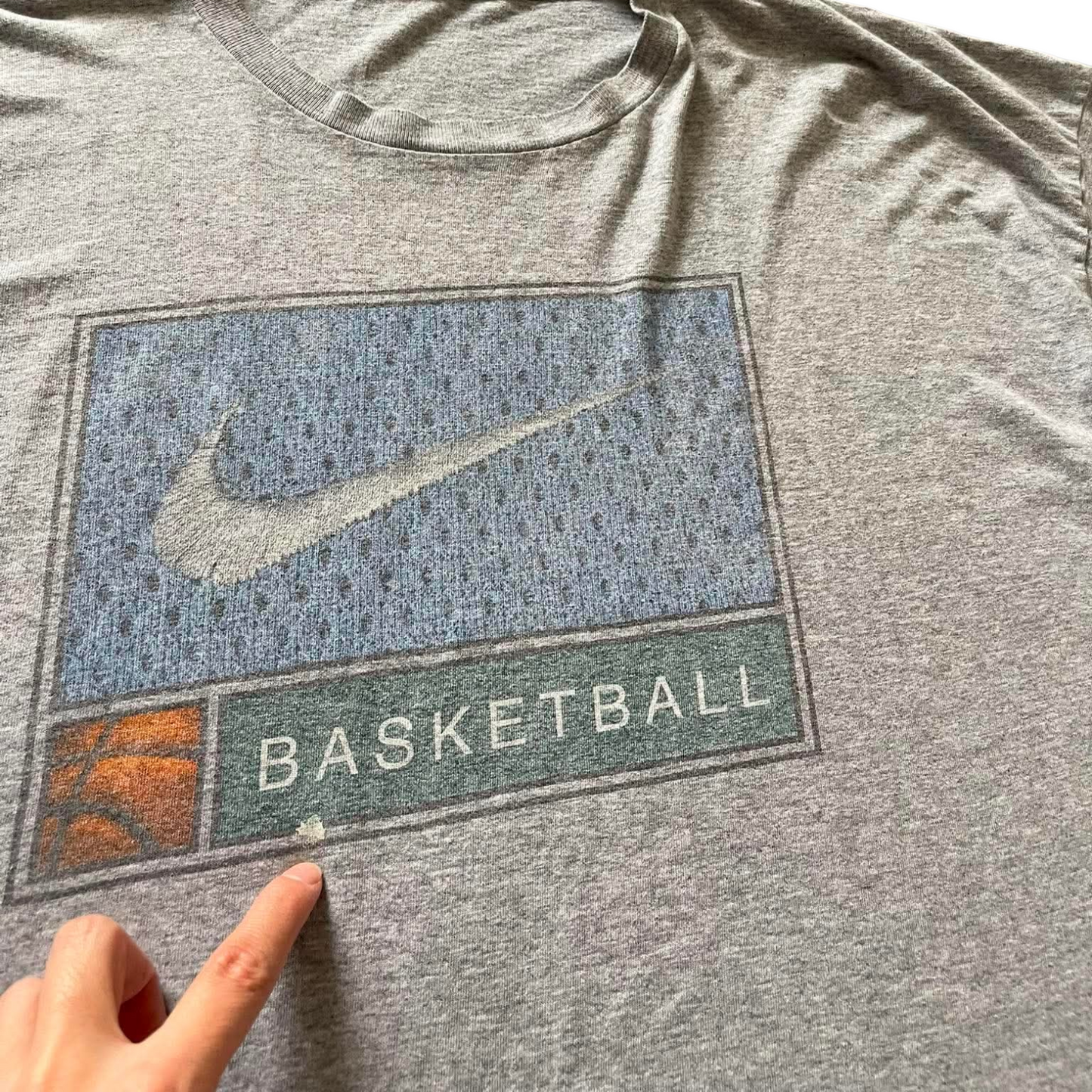 VINTAGE NIKE GREY BASKETBALL TEE WITH GRAPHIC DESIGN (XL)