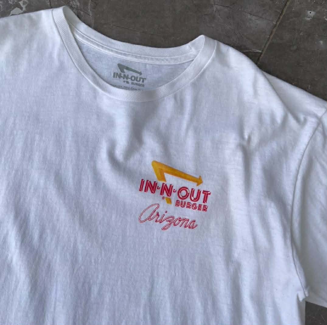 VINTAGE IN-N-OUT BURGER WHITE COTTOM T-SHIRT WITH CAR GRAPHIC (L)