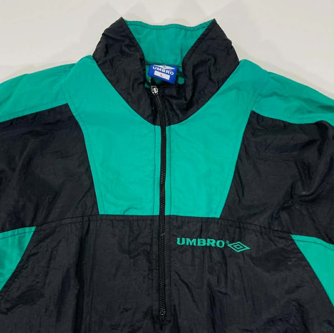 VINTAGE UMBRO BLACK & GREEN WINDBREAKER JACKET (L-XL)