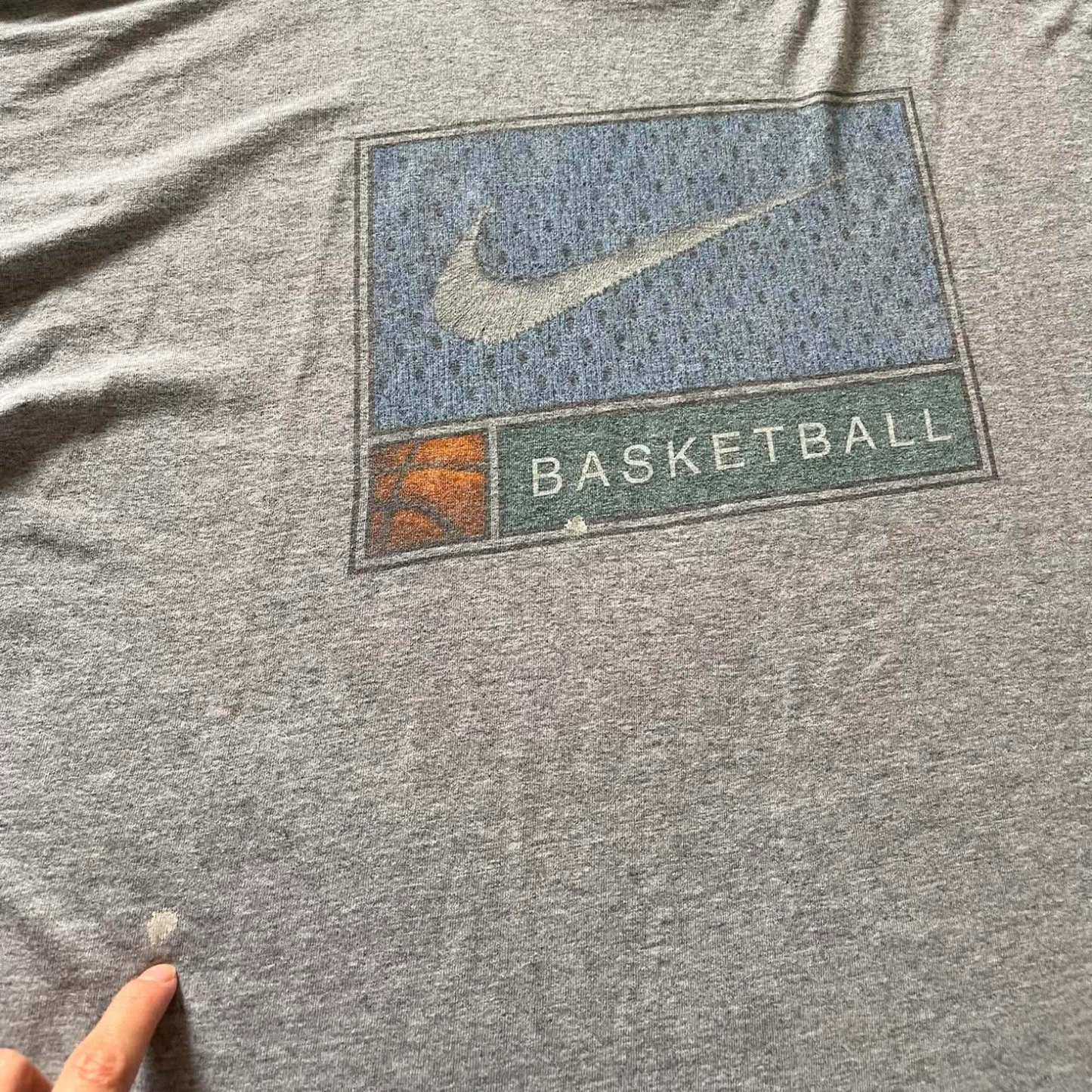 VINTAGE NIKE GREY BASKETBALL TEE WITH GRAPHIC DESIGN (XL)