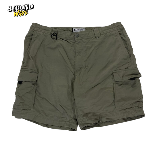 COLUMBIA KHAKI CARGO SHORTS (34)