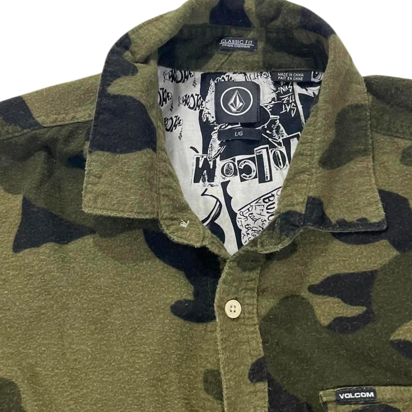Y2K VOLCOM CAMO BUTTON UP SHIRT (L)
