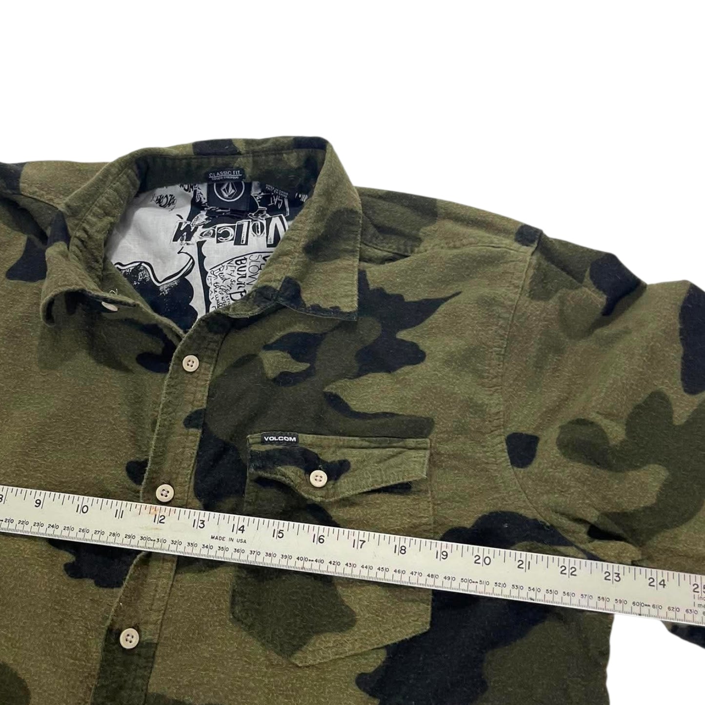Y2K VOLCOM CAMO BUTTON UP SHIRT (L)