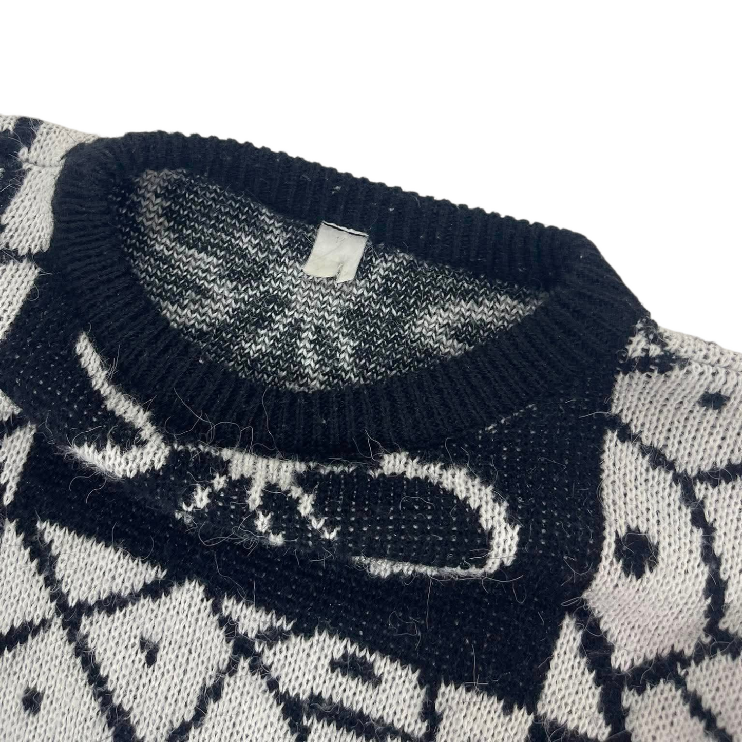 BLACK AND WHITE FLORAL PATTERNED SWEATER (M-L)
