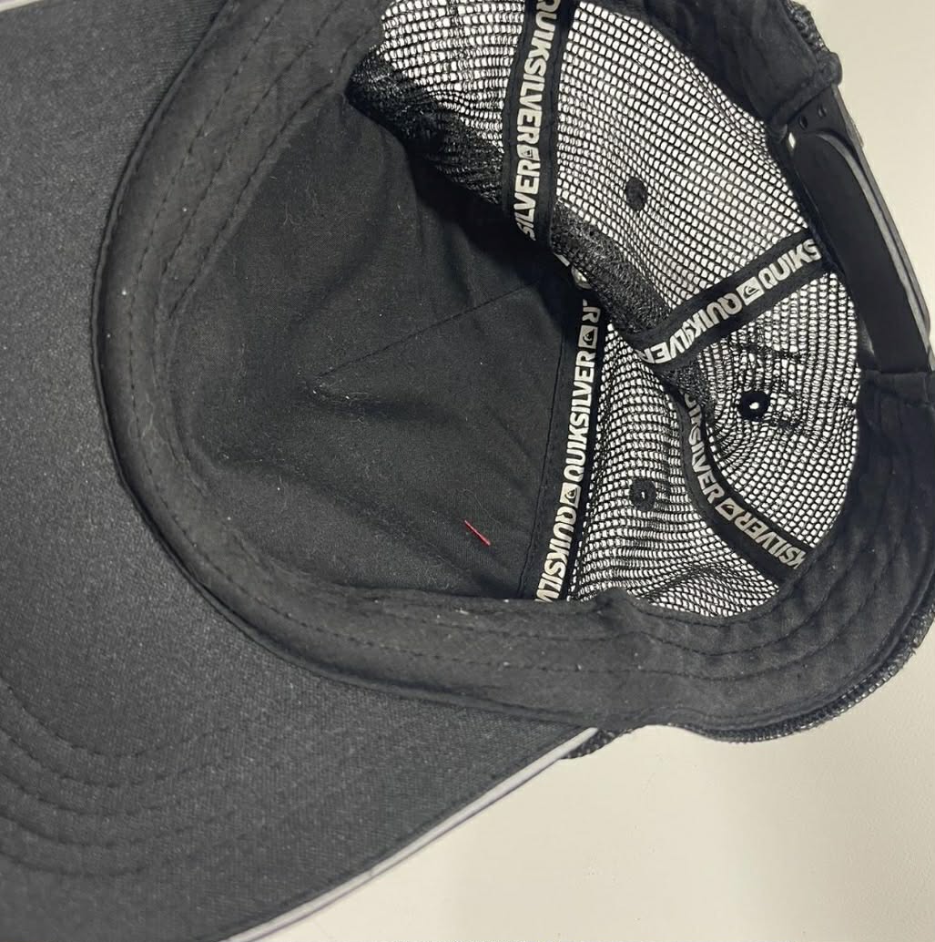 QUIKSILVER BLACK AND WHITE TRUCKER HAT