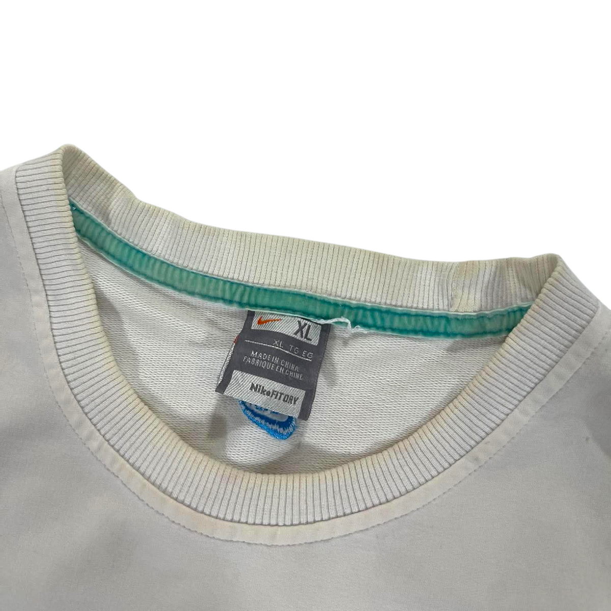 VINTAGE TRASHED NIKE WHITE & BLUE CREWNECK (BEST FIT SMALL)