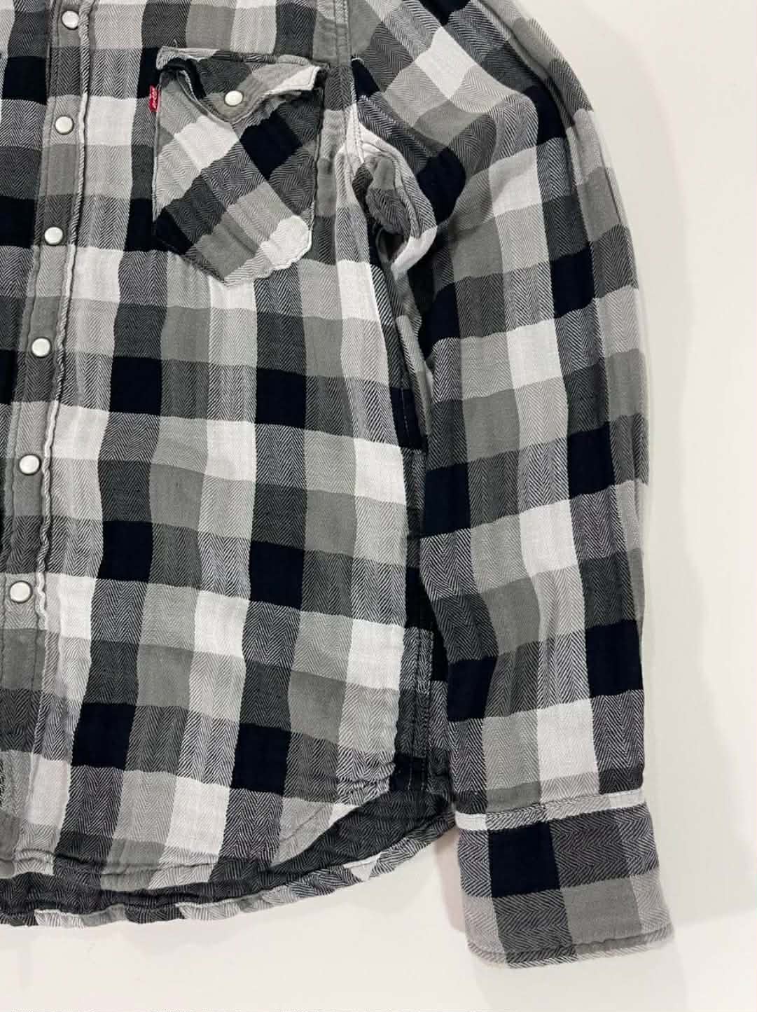 VINTAGE LEVI'S BLACK & WHITE PLAID BUTTON-UP SHIRT (M)
