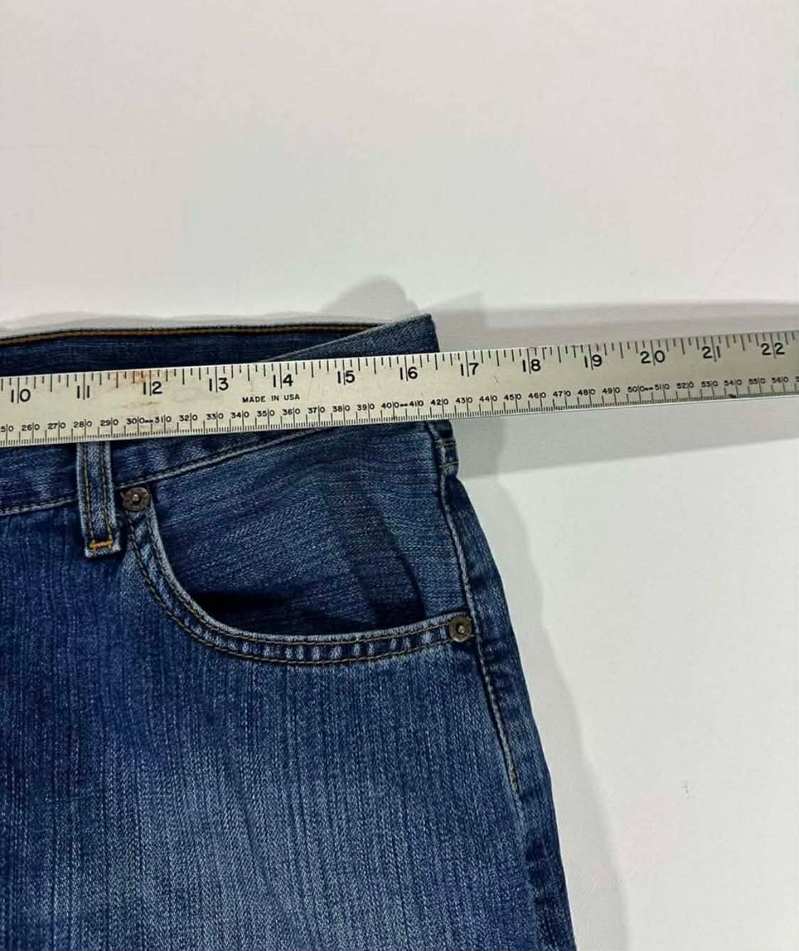VINTAGE LEVI'S BLUE JEANS (32/33)