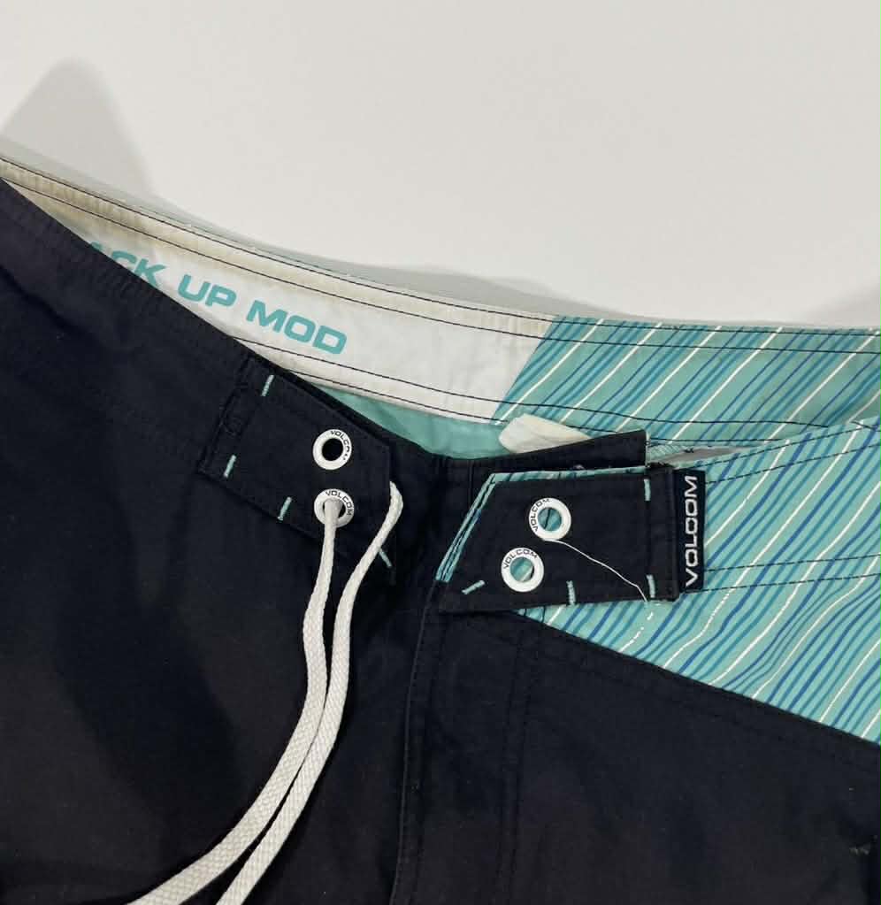 Y2K VOLCOM BLACK AND BLUE STRIPED BOARD SHORT (34)