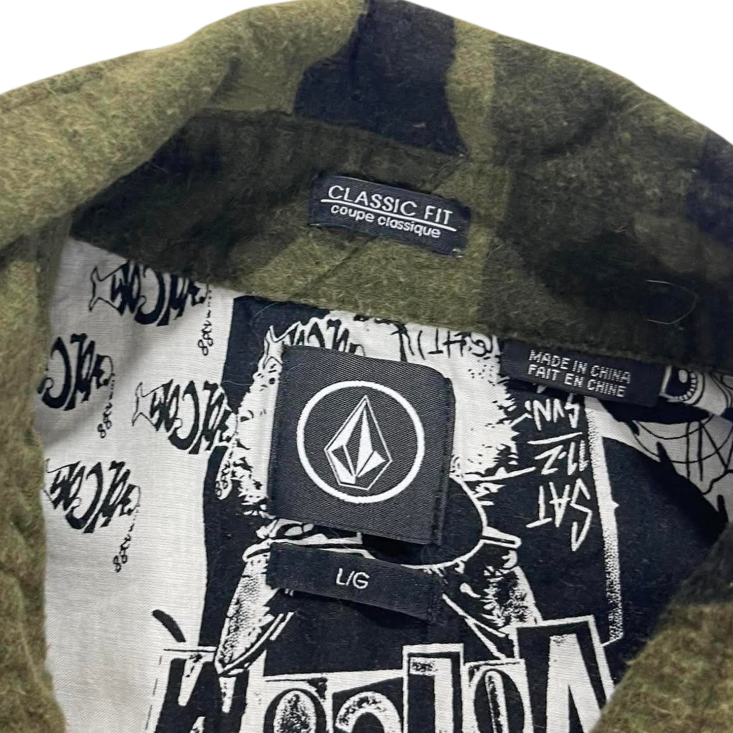 Y2K VOLCOM CAMO BUTTON UP SHIRT (L)