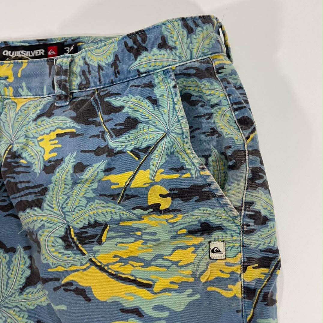 VINTAGE QUIKSILVER BLUE AND YELLOW PALM TRER BOARD SHORTS (36)