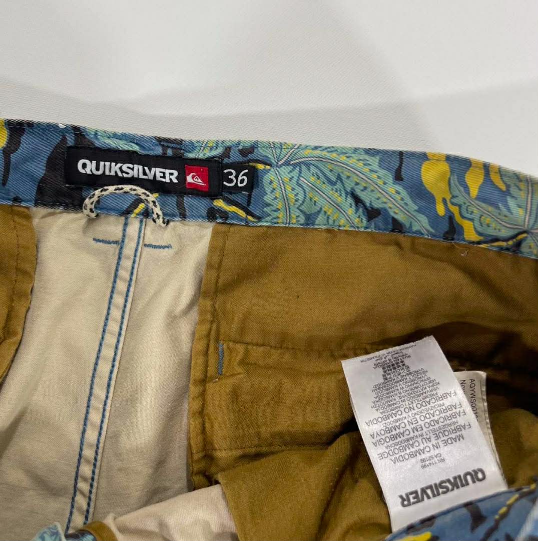 VINTAGE QUIKSILVER BLUE AND YELLOW PALM TRER BOARD SHORTS (36)