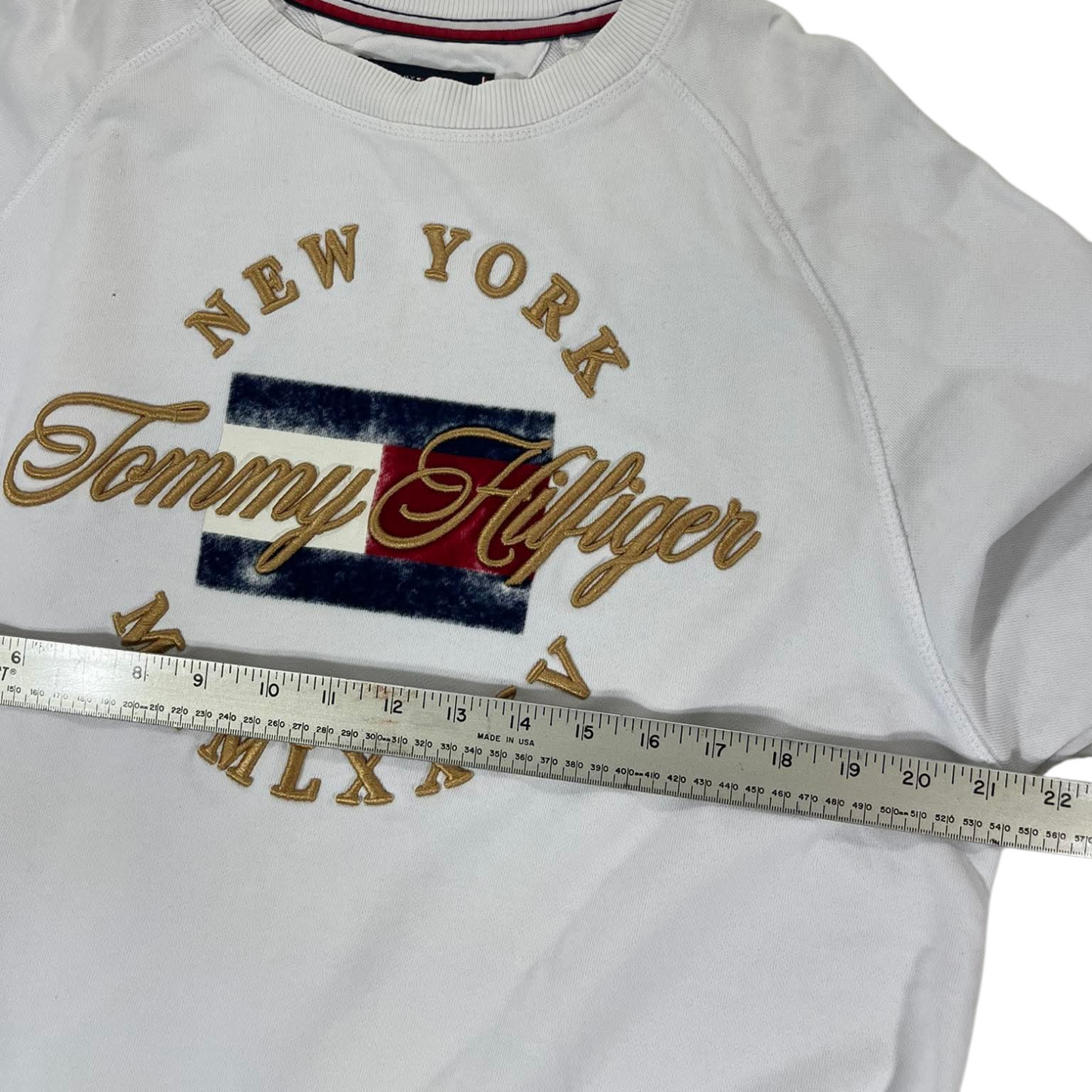 VINTAGE EMBROIDERED TOMMY HILFIGER WHITE CREWNECK SWEATSHIRT (M)