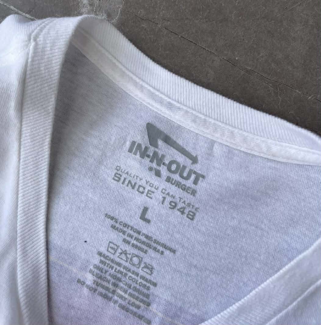 VINTAGE IN-N-OUT BURGER WHITE COTTOM T-SHIRT WITH CAR GRAPHIC (L)