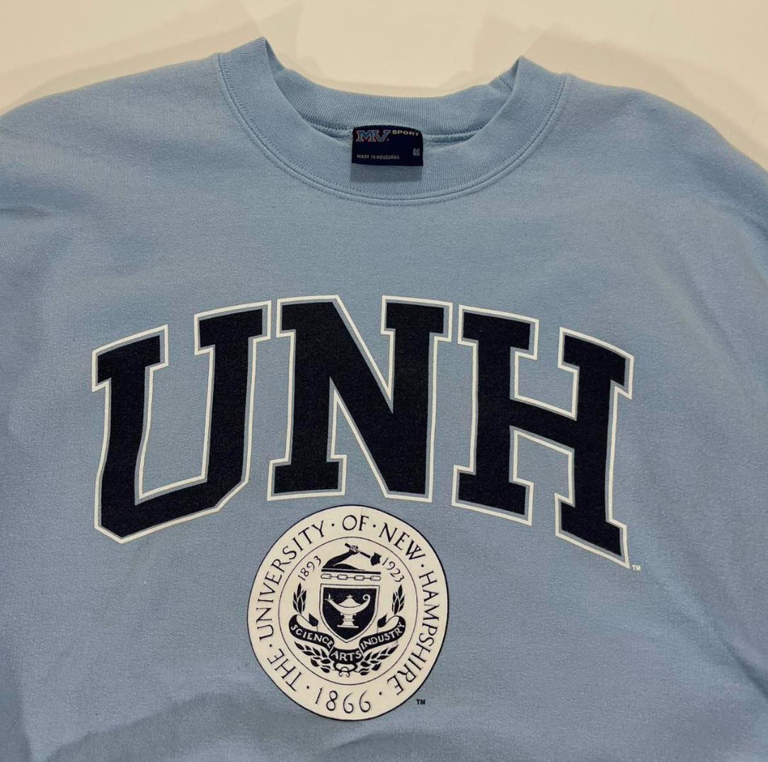 VINTAGE UNIVERSITY OF NEW HAMPSHIRE BLUE CREWNECK SWEATSHIRT (M-L)