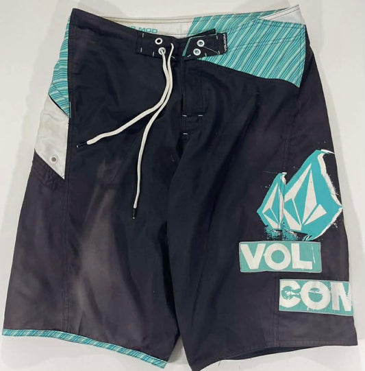 Y2K VOLCOM BLACK AND BLUE STRIPED BOARD SHORT (34)
