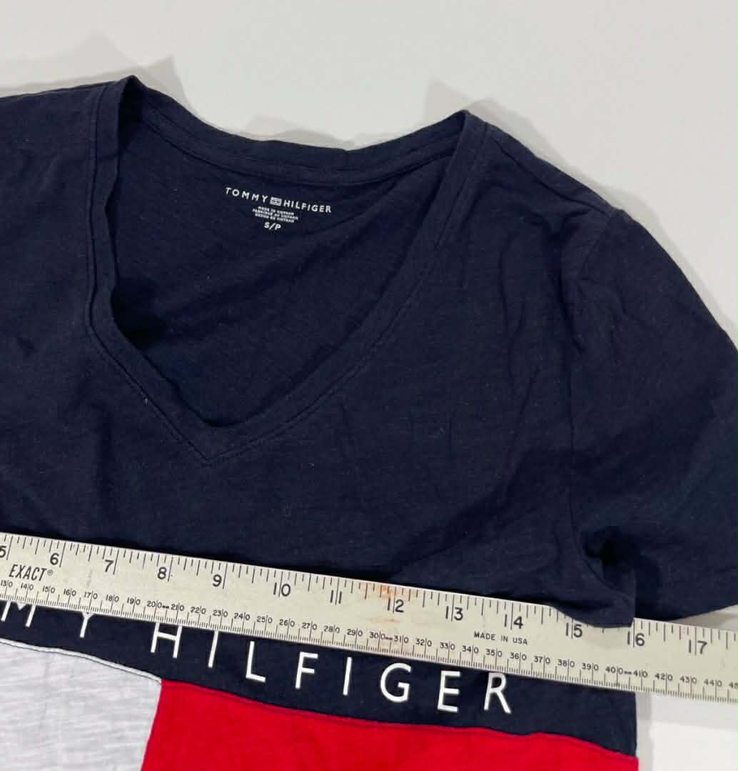 TOMMY HILFIGER RED & BLUE V-NECK T-SHIRT (S-M)