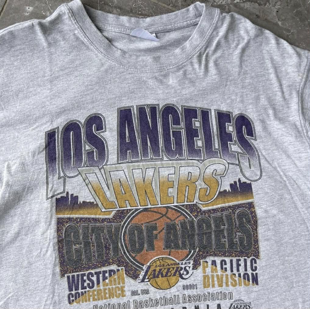 90s LOS ANGELES LAKERS GREY GRAPHIC TEE (L)