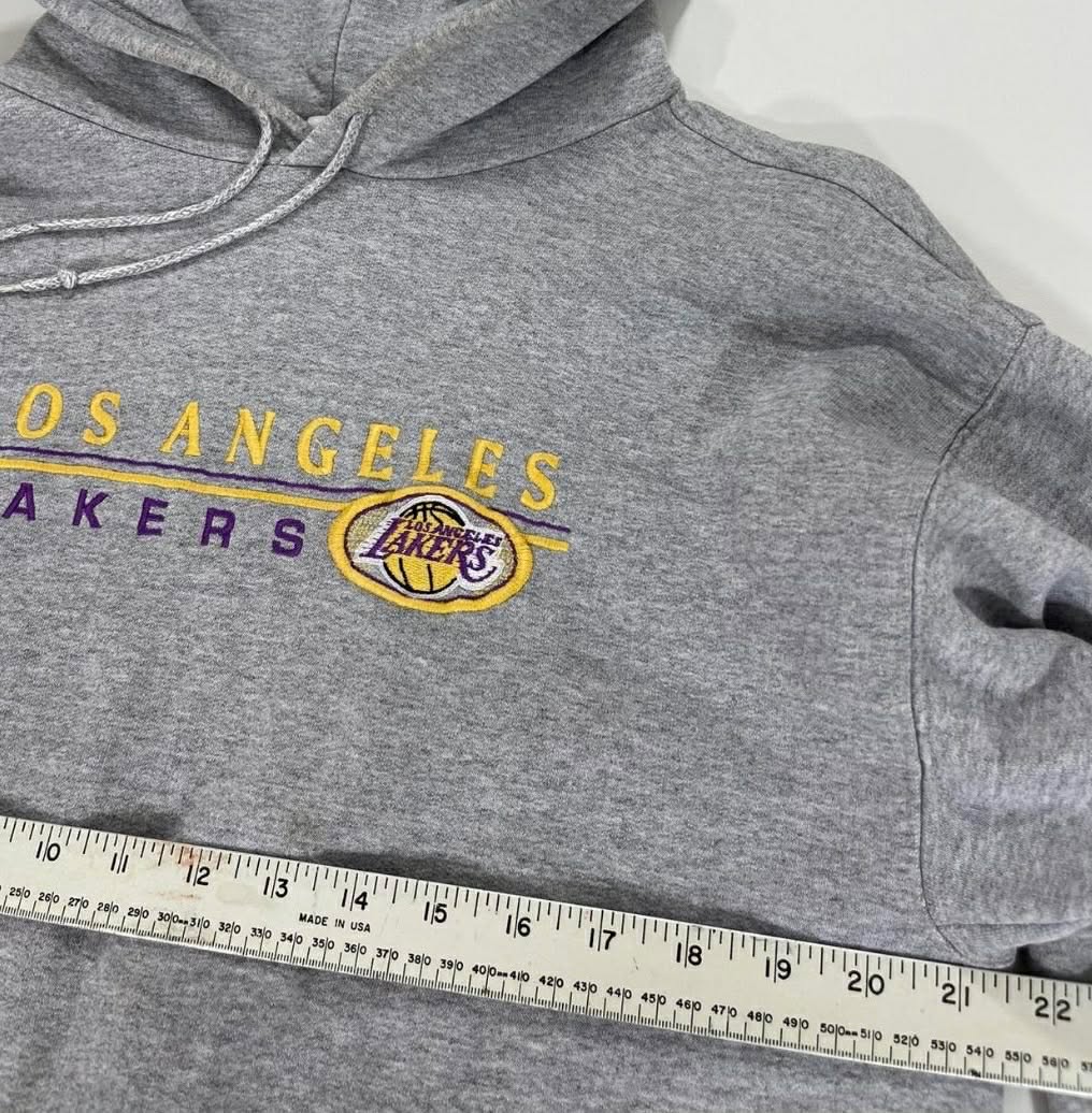 VINTAGE GREY LOS ANGELES LAKERS HOODIE WITH EMBROIDERED LOGO (M)