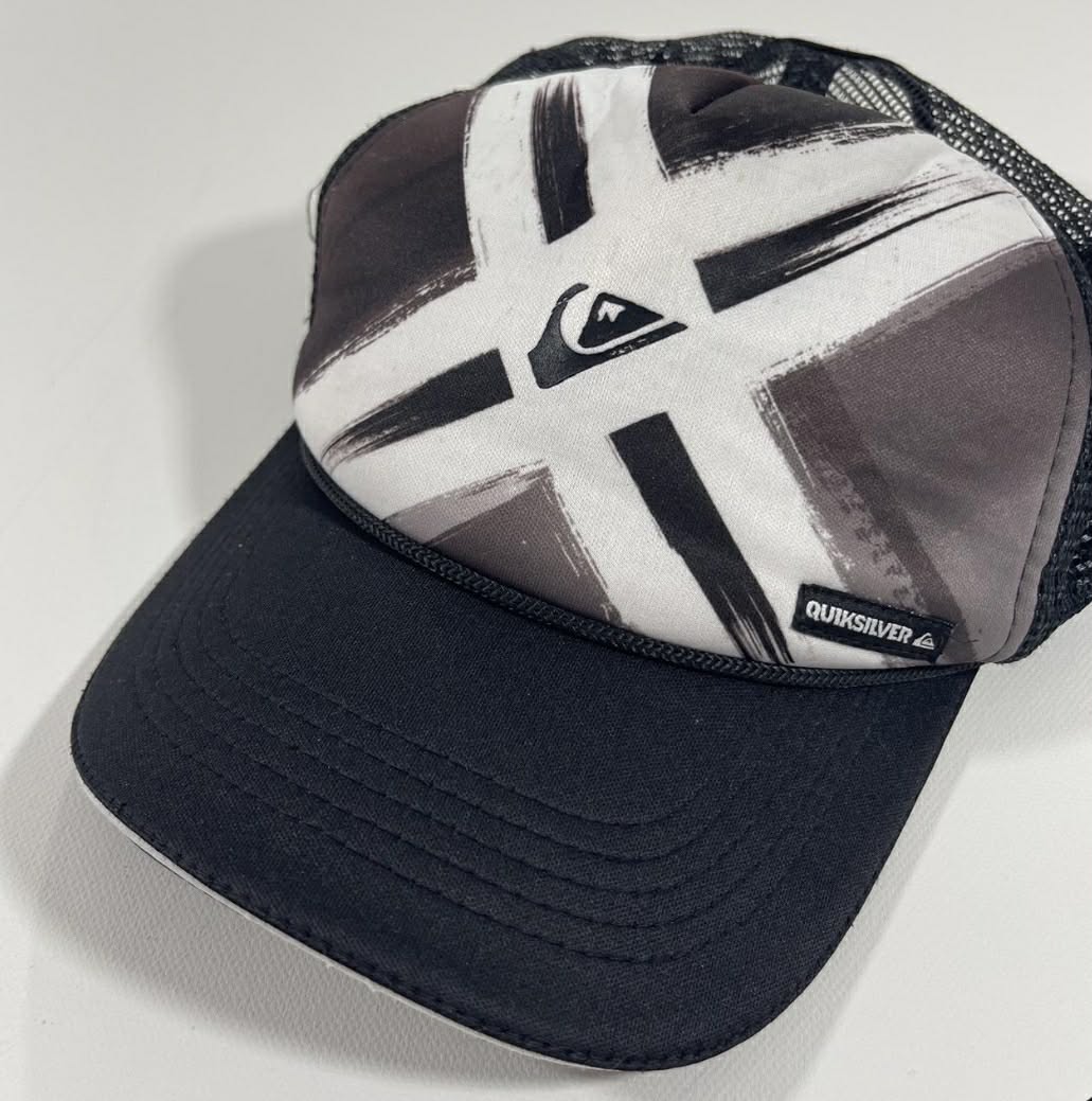 QUIKSILVER BLACK AND WHITE TRUCKER HAT