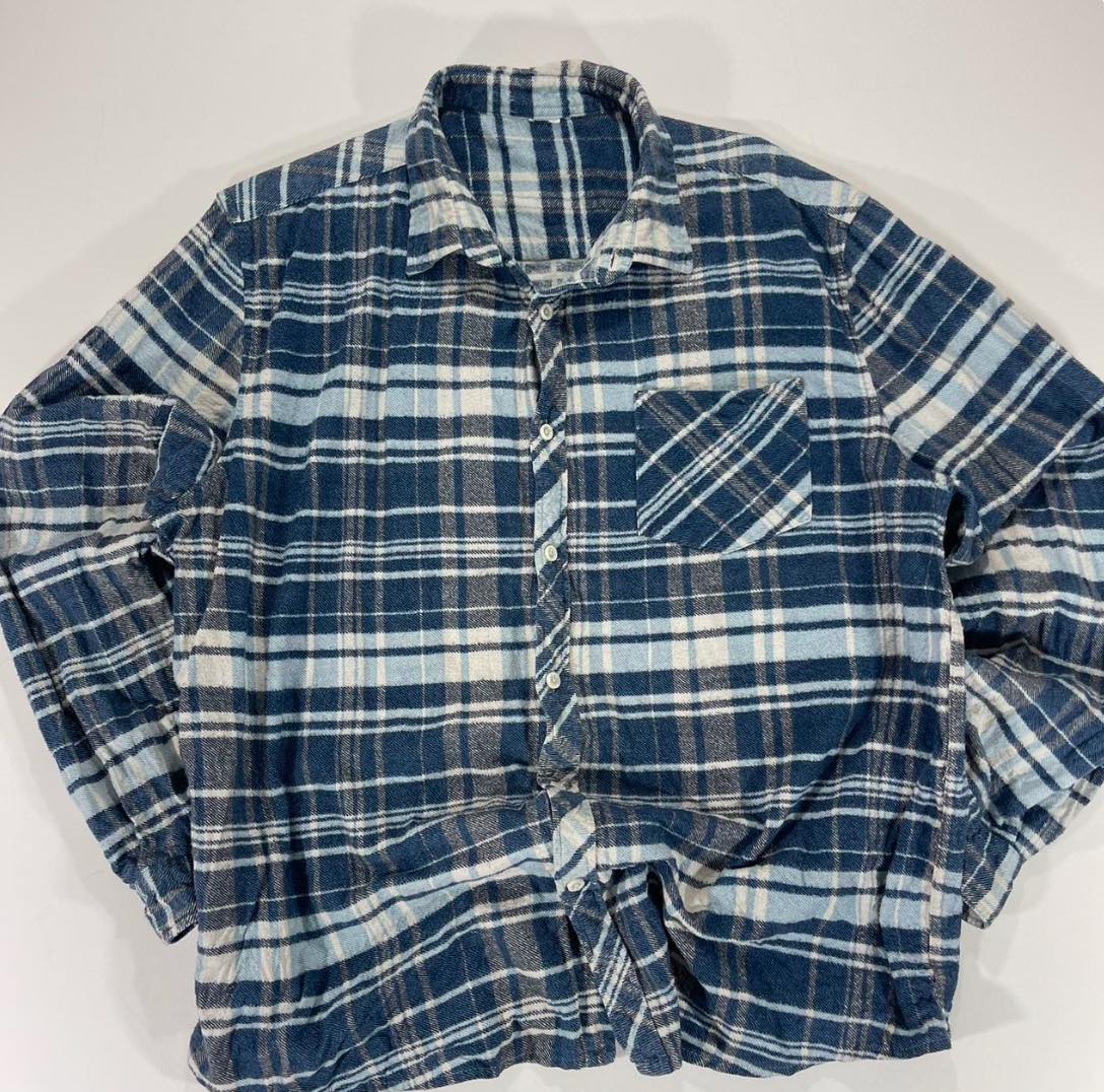 Y2K NAVY BLUE AND WHITE PLAID FLANNEL SHIRT (L)