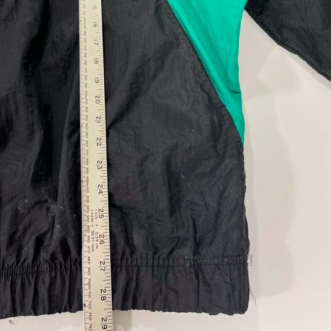 VINTAGE UMBRO BLACK & GREEN WINDBREAKER JACKET (L-XL)