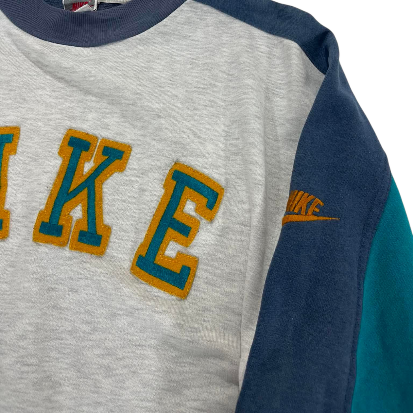 VINTAGE NIKE GREY CREWNECK SWEATSHIRT WITH EMBROIDERED LOGO (M)