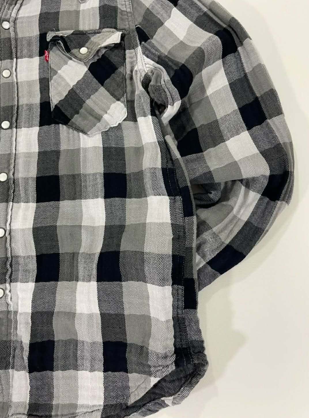 VINTAGE LEVI'S BLACK & WHITE PLAID BUTTON-UP SHIRT (M)