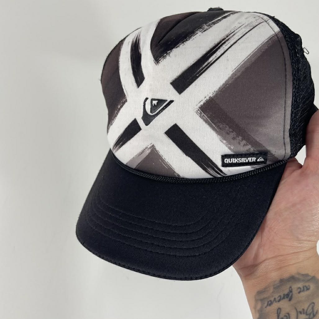 QUIKSILVER BLACK AND WHITE TRUCKER HAT