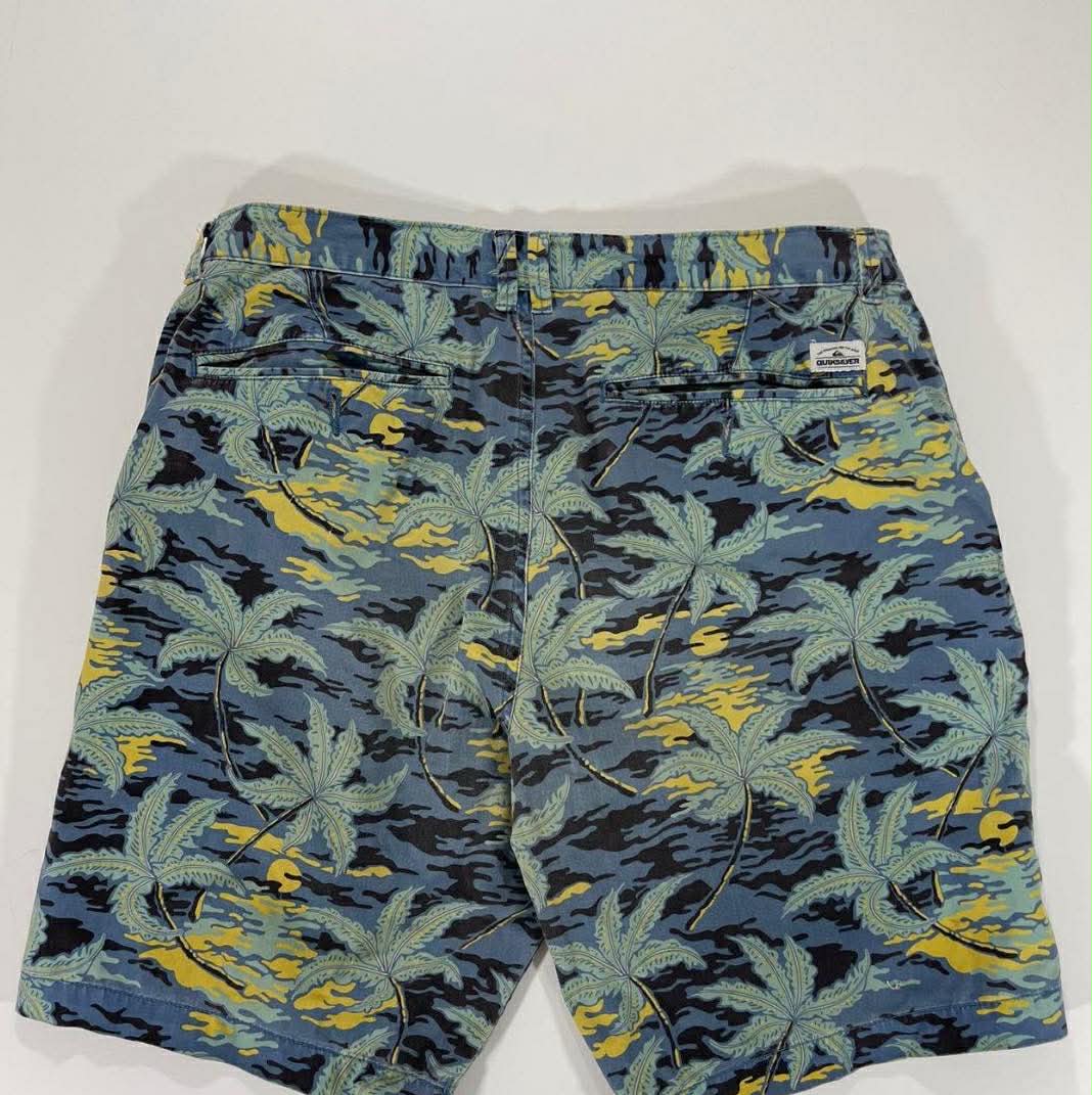 VINTAGE QUIKSILVER BLUE AND YELLOW PALM TRER BOARD SHORTS (36)