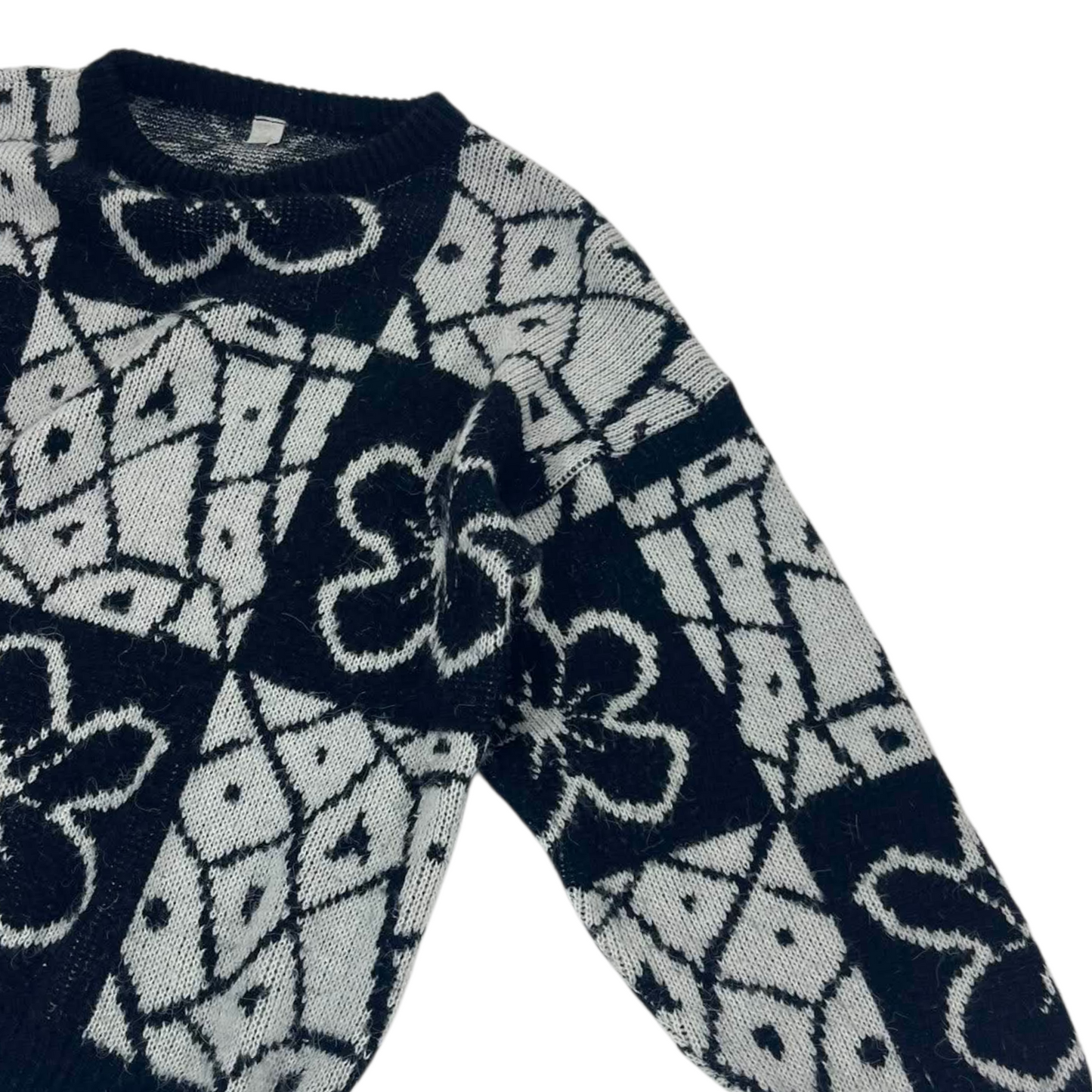 BLACK AND WHITE FLORAL PATTERNED SWEATER (M-L)