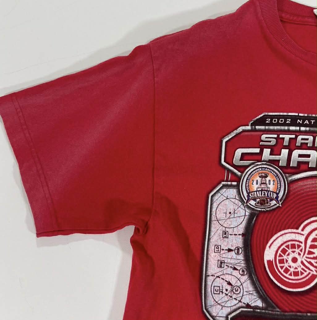 2002 DETROIT RED WINGS STANLEY CUP CHAMPIONS RED T-SHIRT (M)