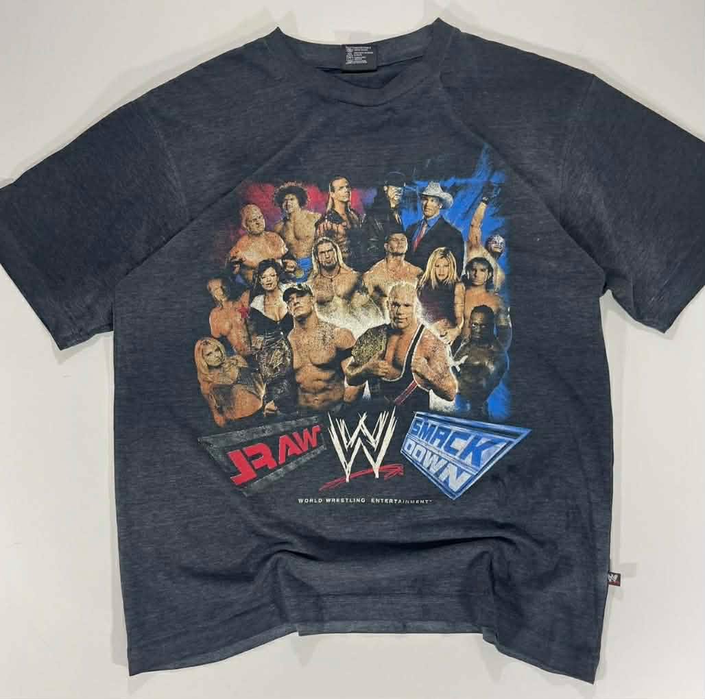 VINTAGE WWE VS SMACKDOWN SHIRT (M-L)