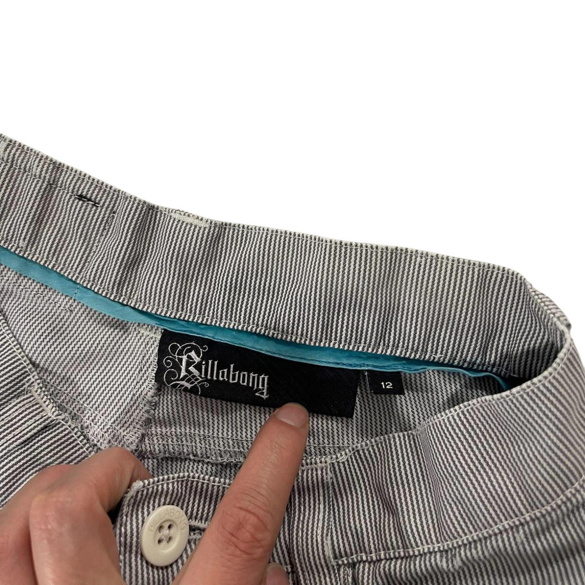 Y2K BILLABONG GRAY & WHITE STRIPED SHORTS (12)