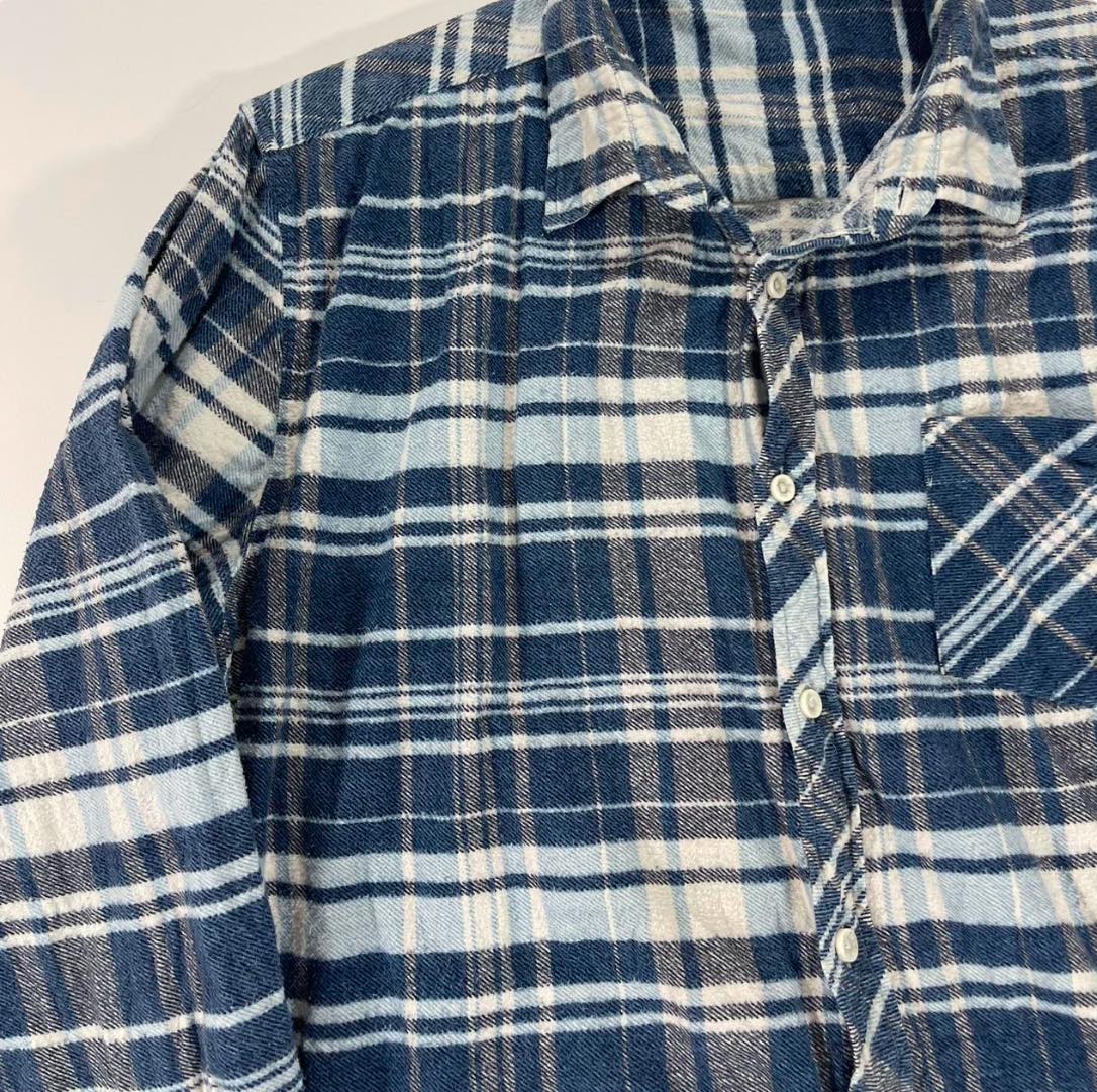 Y2K NAVY BLUE AND WHITE PLAID FLANNEL SHIRT (L)