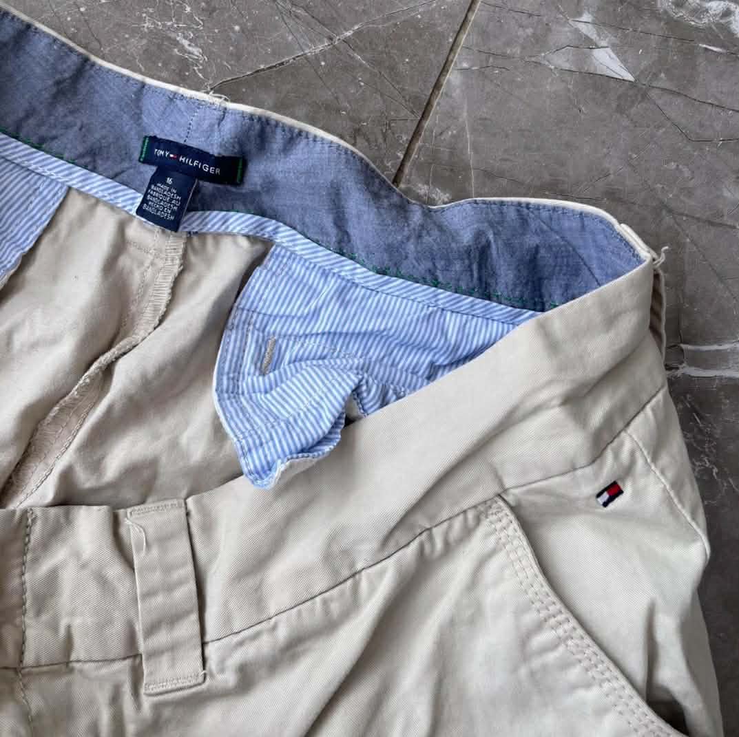 TOMMY HILFIGER TAN CHINO SHORTS (16)