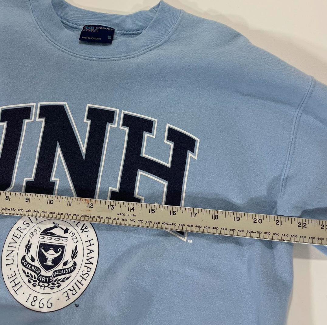 VINTAGE UNIVERSITY OF NEW HAMPSHIRE BLUE CREWNECK SWEATSHIRT (M-L)