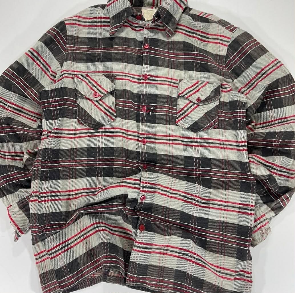 VINTAGE HEAVY MATERIAL RED AND GREY PLAID BUTTON UP SHIRT (L-XL)