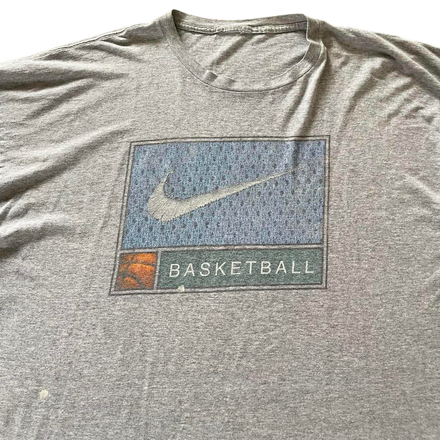 VINTAGE NIKE GREY BASKETBALL TEE WITH GRAPHIC DESIGN (XL)