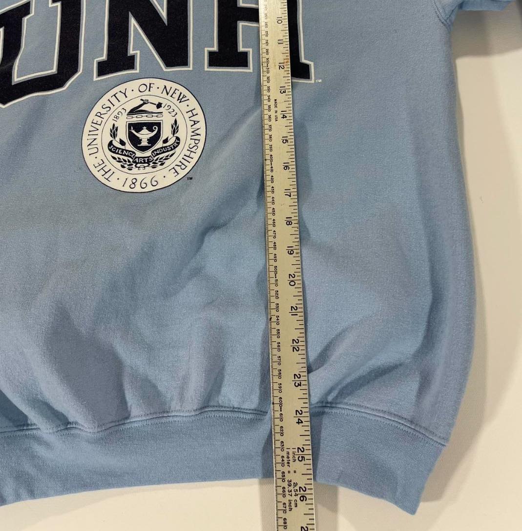 VINTAGE UNIVERSITY OF NEW HAMPSHIRE BLUE CREWNECK SWEATSHIRT (M-L)