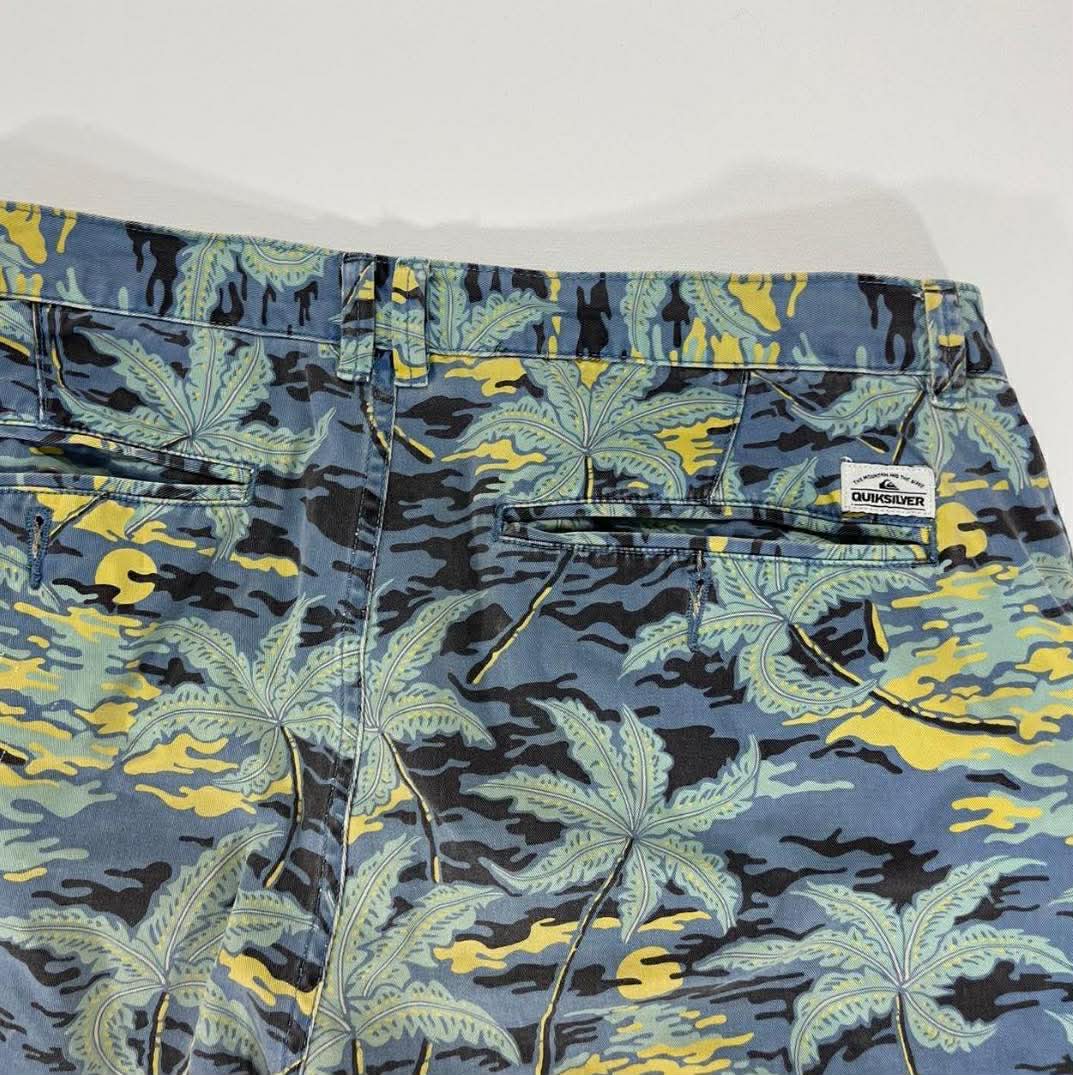 VINTAGE QUIKSILVER BLUE AND YELLOW PALM TRER BOARD SHORTS (36)