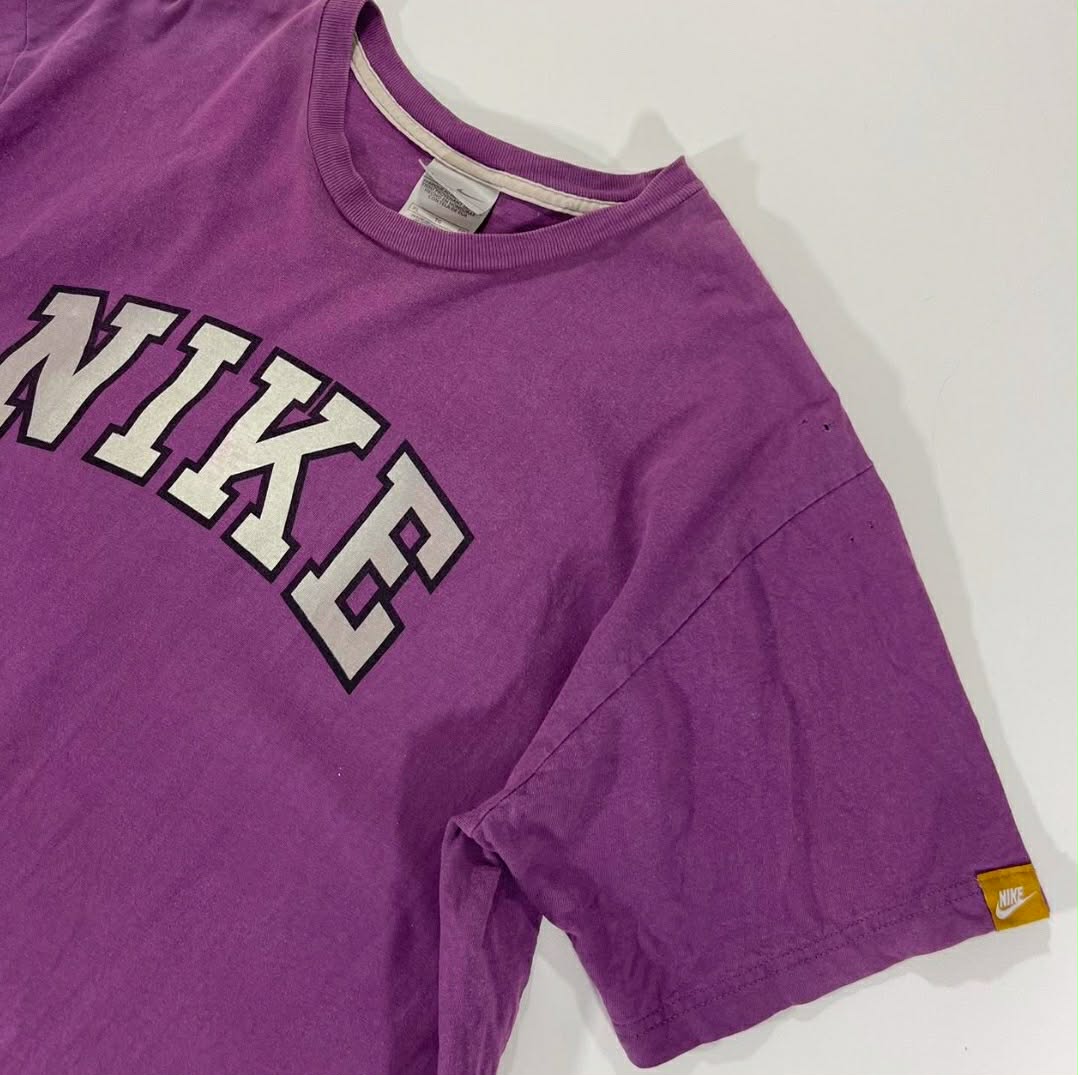 VINTAGE NIKE PURPLE TEE WITH SPELL OUT LOGO (L-XL)