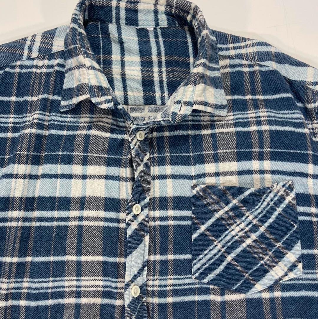 Y2K NAVY BLUE AND WHITE PLAID FLANNEL SHIRT (L)